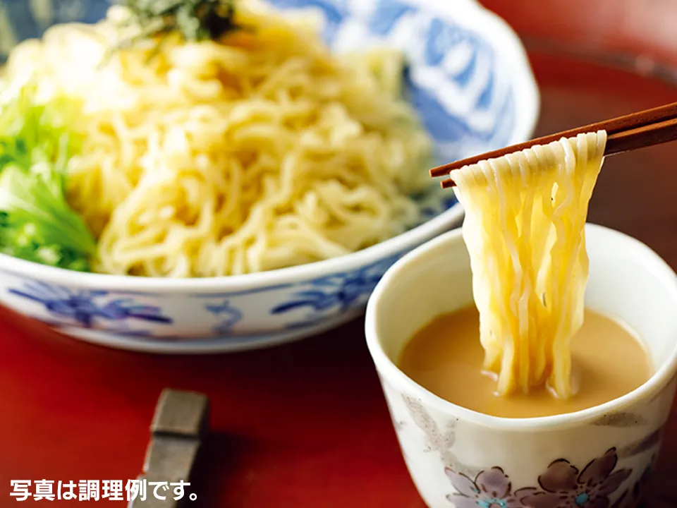 調理例の写真。皿に盛りつけられた麺と、タレの入った器から麺を持ち上げている様子が写っています。