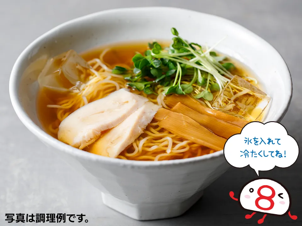 和だしらーめんの調理イメージ。追加で貝割れ大根、メンマ、サラダチキンをトッピングし氷を入れた写真です。キャラクターのハチコが「氷を入れて冷たくしてね！」と食べ方をおすすめしています。