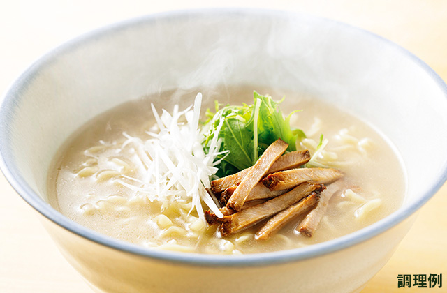 味噌スープの調理例。付属の具材からチャーシューと、お好みで細長く切ったネギと水菜を乗せた例