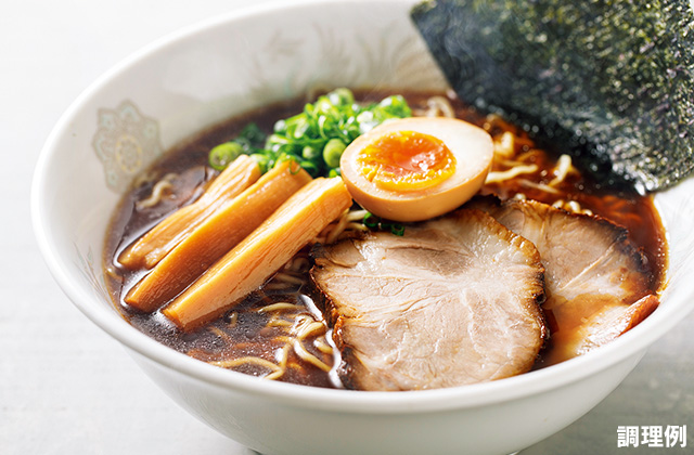 醤油スープの調理例。付属の具材からチャーシュー、メンマと、お好みで海苔、味玉、きざんだネギを乗せた例