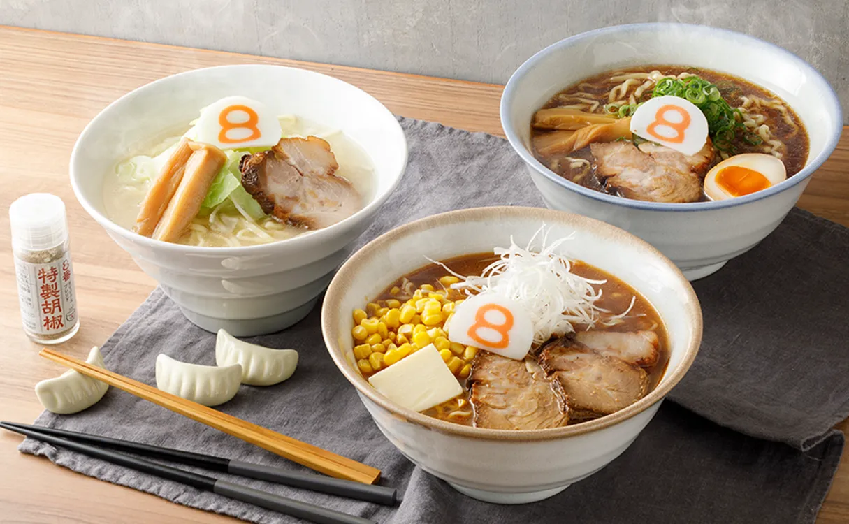 らーめんが盛り付けられた丼が3つ机に並んだ調理イメージ。左から塩、味噌、醤油。塩の左に特製胡椒が置いてあります。