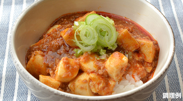 麻辣麻婆豆腐の調理例。白いご飯の上にかけて、ネギをトッピングしたようす。