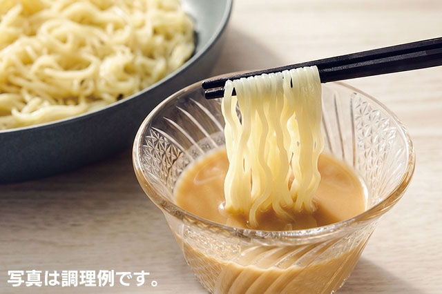 調理例の写真。皿に盛りつけられた麺と、タレの入った器から麺を持ち上げている様子が写っています。