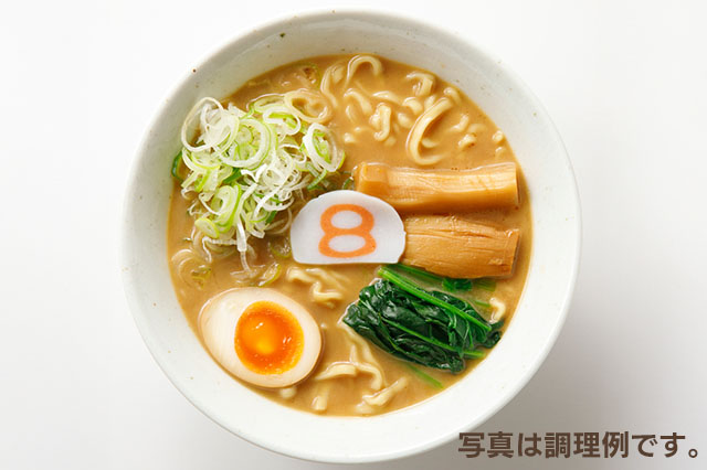 調理例の写真。ハチカマ、メンマと、きざみネギ、ほうれん草、煮卵を乗せた例