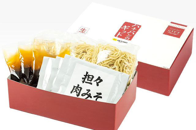 箱の画像。外箱と、蓋が開いてセット内容がわかる写真。