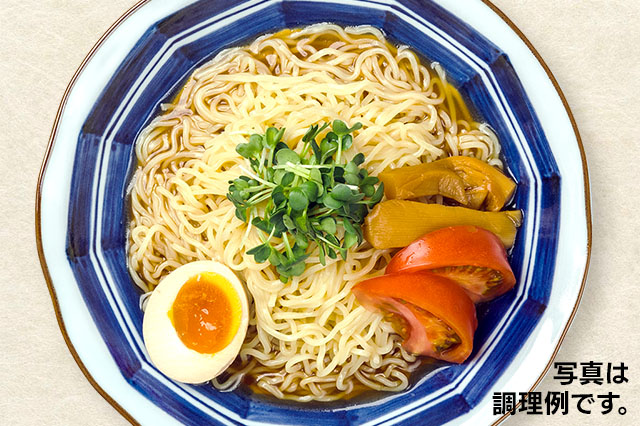 冷めんの調理イメージ。調理例として、貝割れ大根、メンマ、煮卵、トマトをトッピングした写真です。