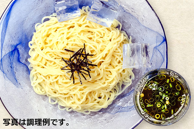 ざるらーめんの調理イメージ。皿に盛りつけられた麺と、タレの入った器が写っています。