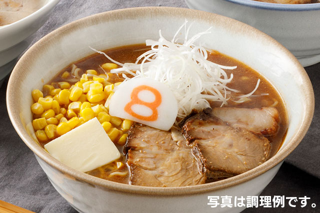 味噌スープの調理例。ハチカマ、チャーシューと、お好みでバター、コーン、ほうれん草を乗せた例