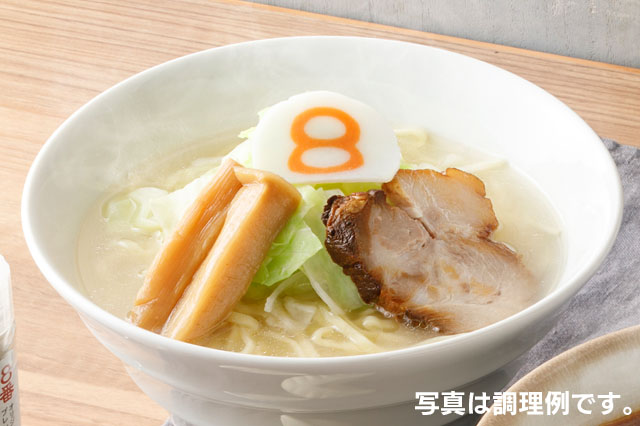 塩スープの調理例。ハチカマ、チャーシュー、極太メンマと、お好みでキャベツを乗せた例