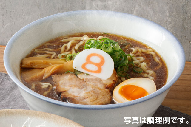 醤油スープの調理例。ハチカマ、チャーシュー、極太メンマと、お好みで刻んだネギや煮卵を乗せた例