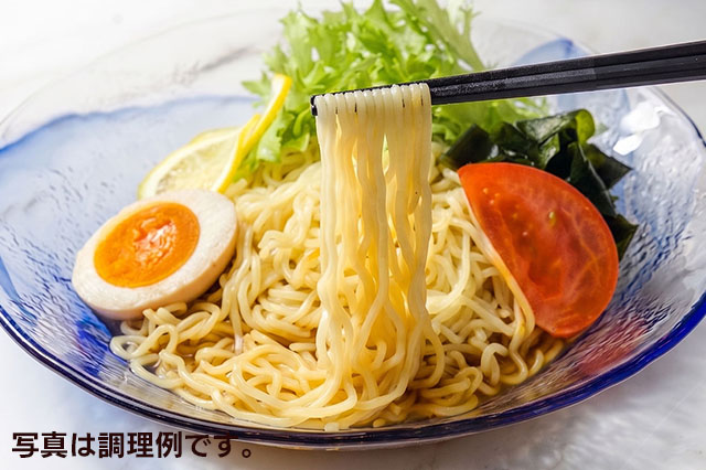 冷めんの調理イメージ。調理例として、レタス、わかめ、レモン、トマト、煮卵をトッピングした写真です。