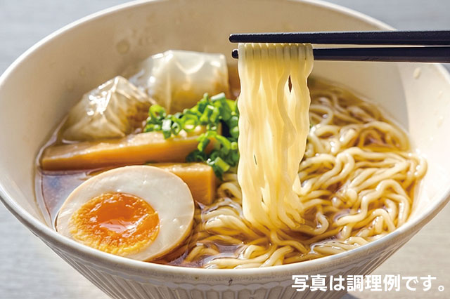 和だしらーめんの調理イメージ。調理例としてメンマと刻んだ青ネギ、煮卵をトッピングした写真です。