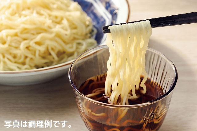 調理例の写真。皿に盛りつけられた麺と、タレの入った器から麺を持ち上げている様子が写っています。